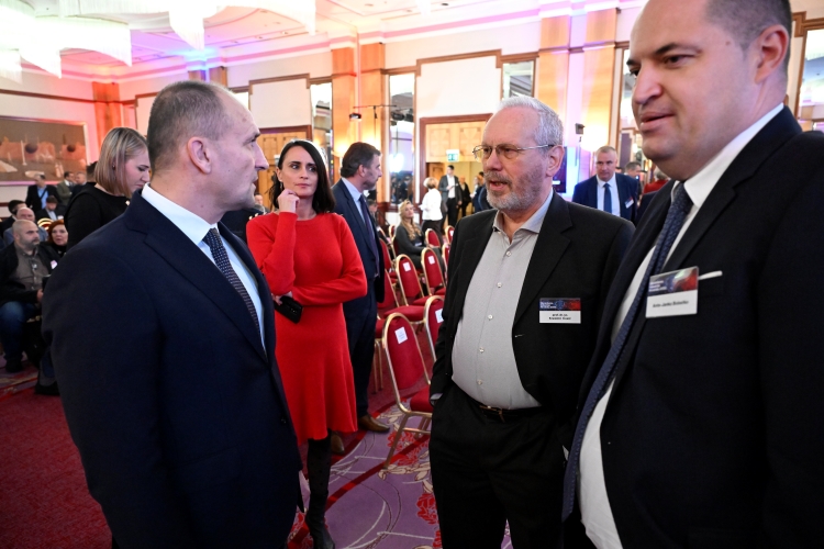 9 konferencija_obrana1-051125.jpg